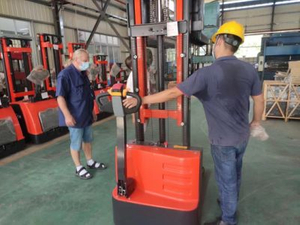 New 1.5 Tons Onen Iron and Plastic Film Lift up Electric Pallet Stacker