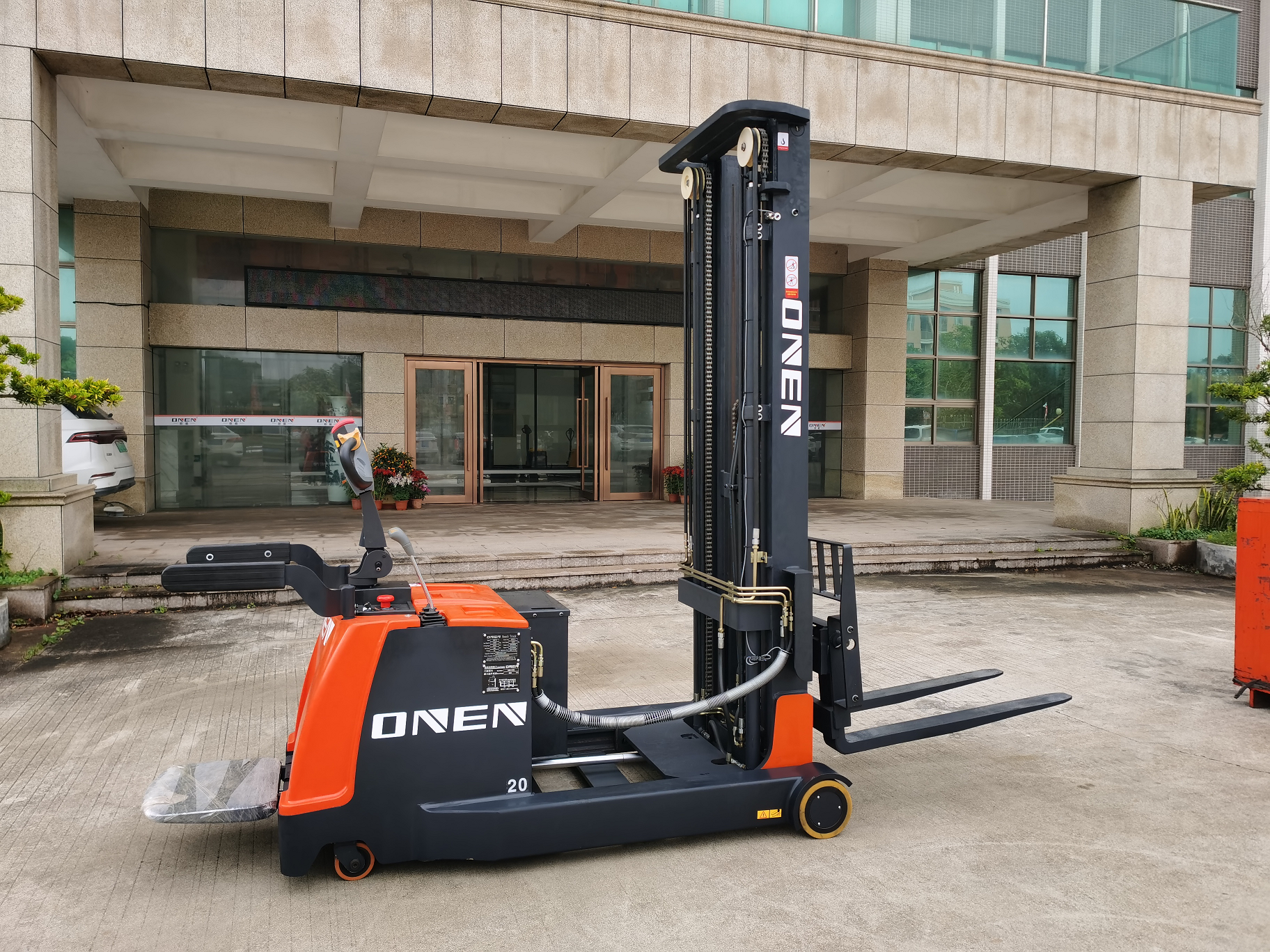 electric reach truck