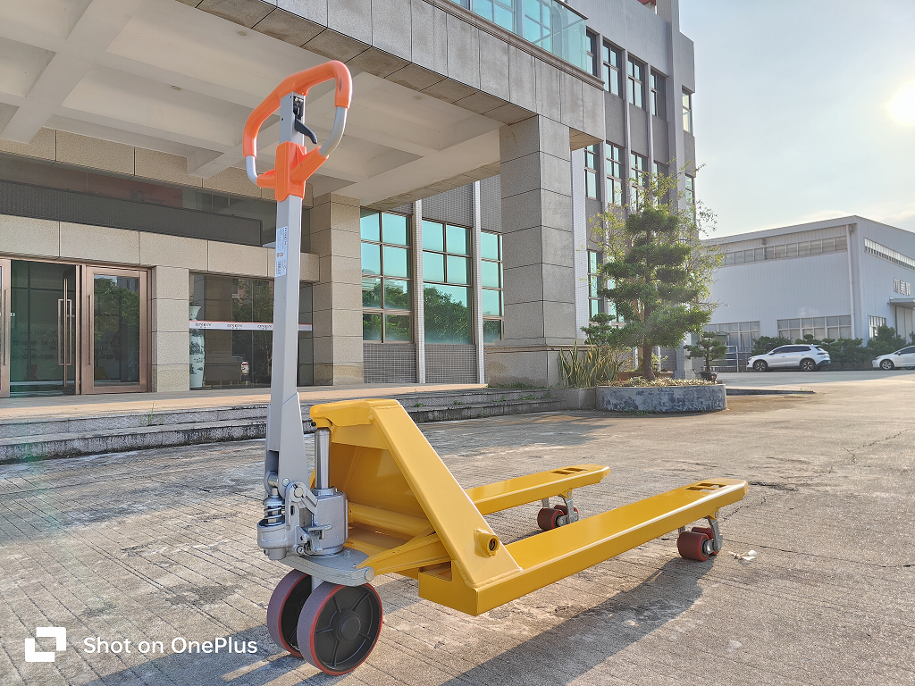 The Unsung Hero of the Warehouse: Mastering the Hand Pallet Truck