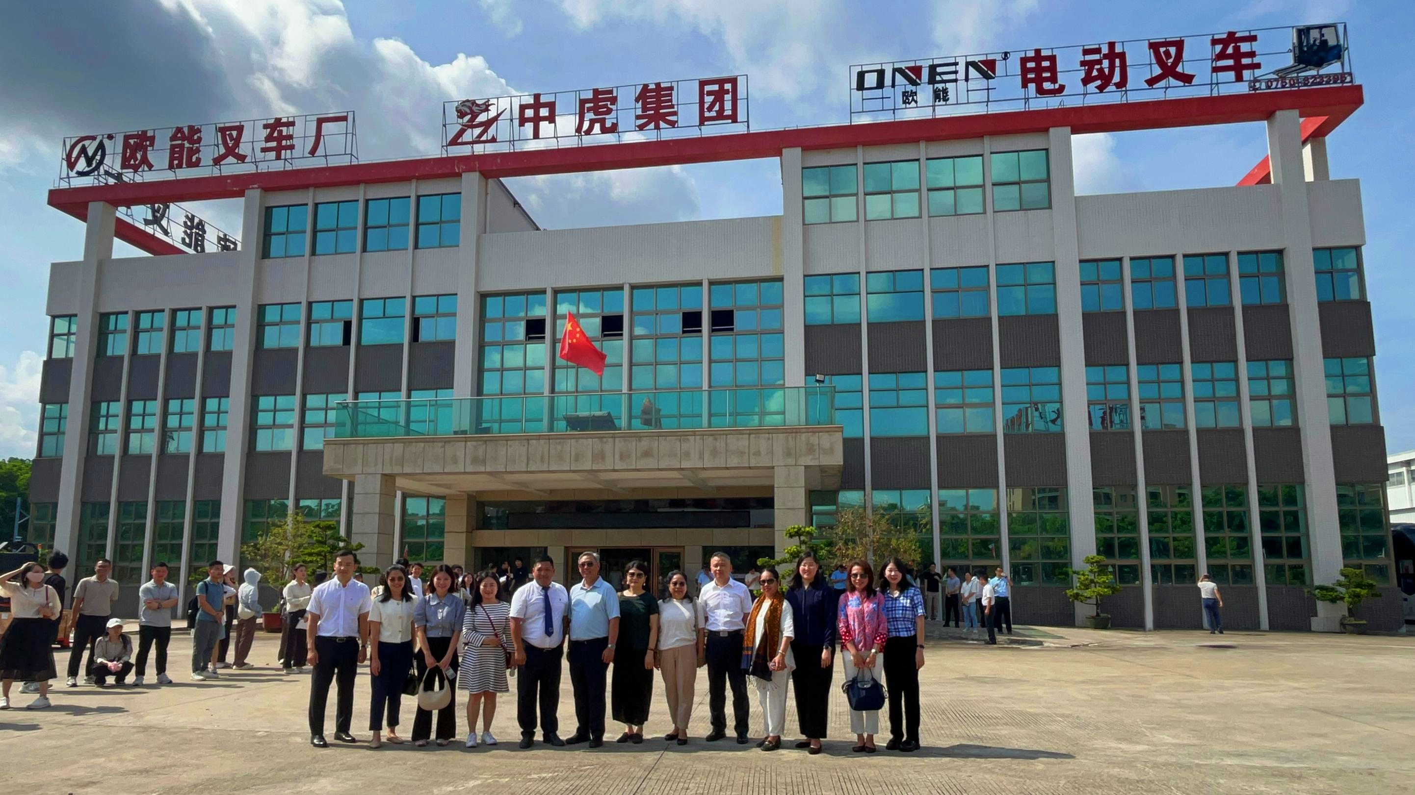 5-董事长廖其章与东盟使团合影