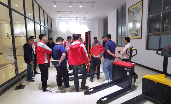 The regional sales representatives of ONEN Forklifts returned to the factory for training and learning