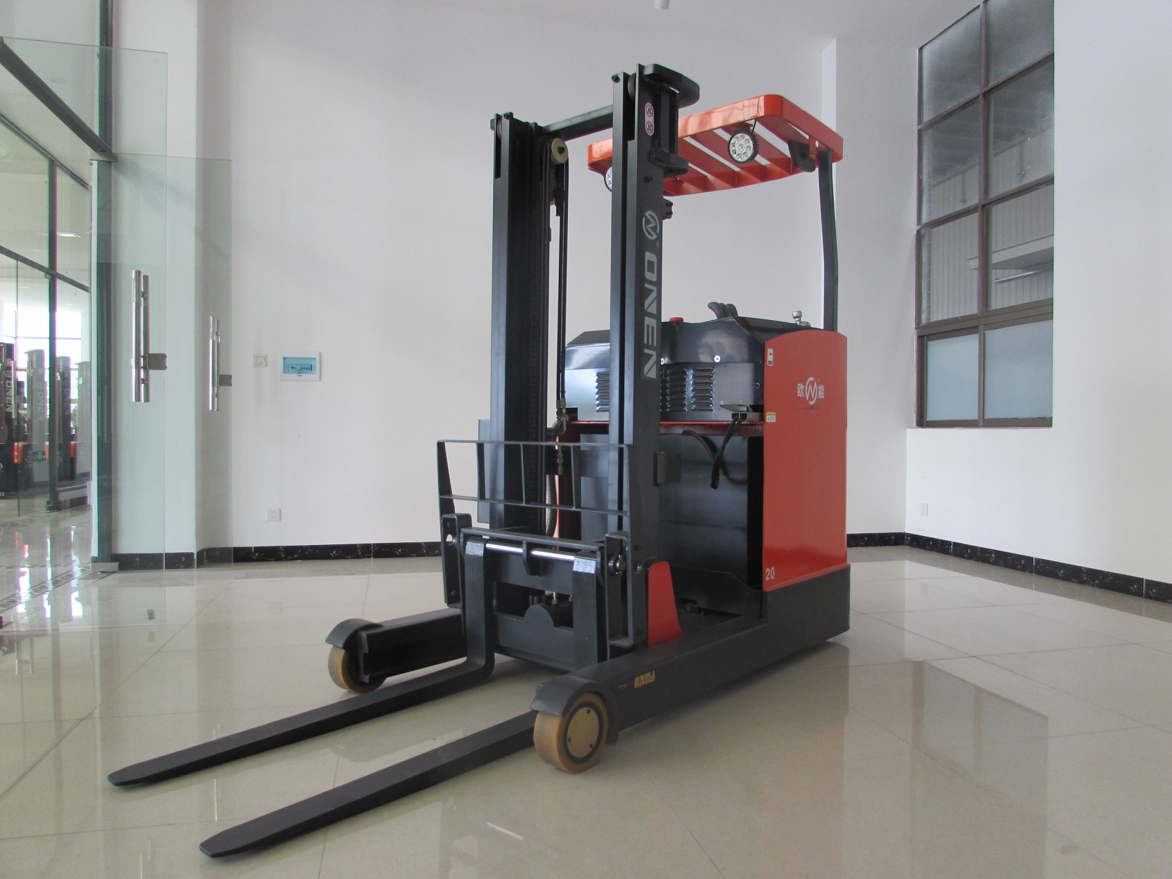 Reach Truck vs. Forklift: Which Is Right for You?