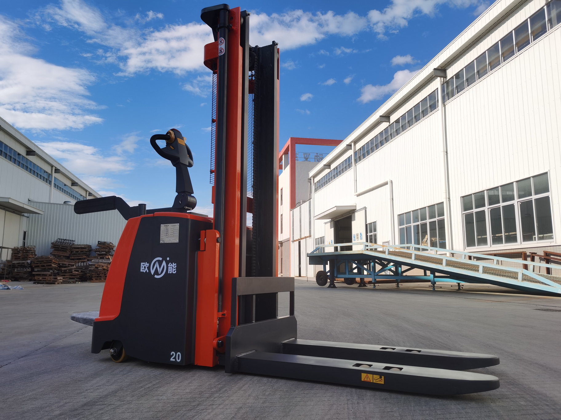 How Can an Electric Pallet Stacker Boost Your Storage Efficiency?